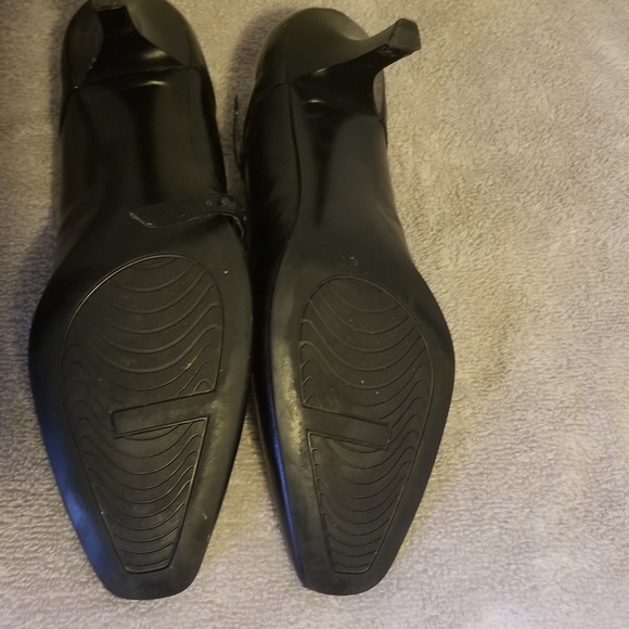 Bandolino Patent Mary Jane Heels - Picture 4 of 5